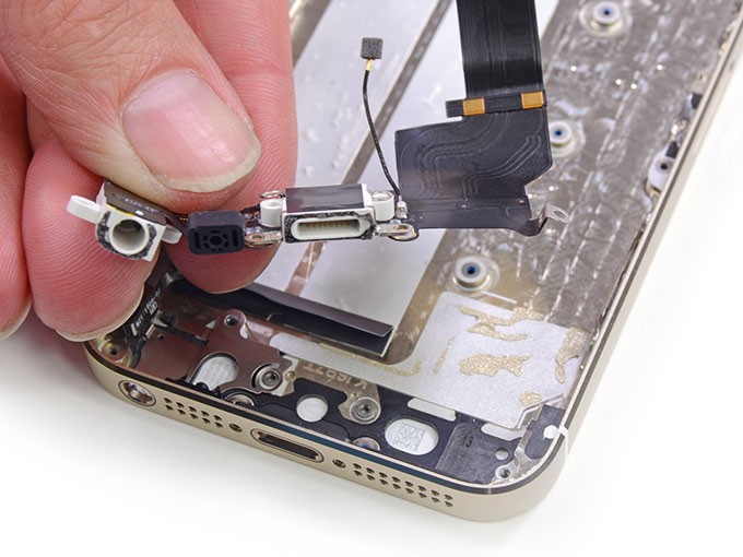 Замена гнезда питания iPhone SE в Броварах, СЦ "ПК-Партнер"