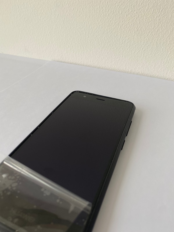Телефон Huawei с целым экраном